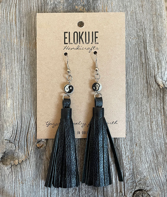 Boho Chic -tupsukorvakorut kierrätetystä nahkatakista, Yin & yang