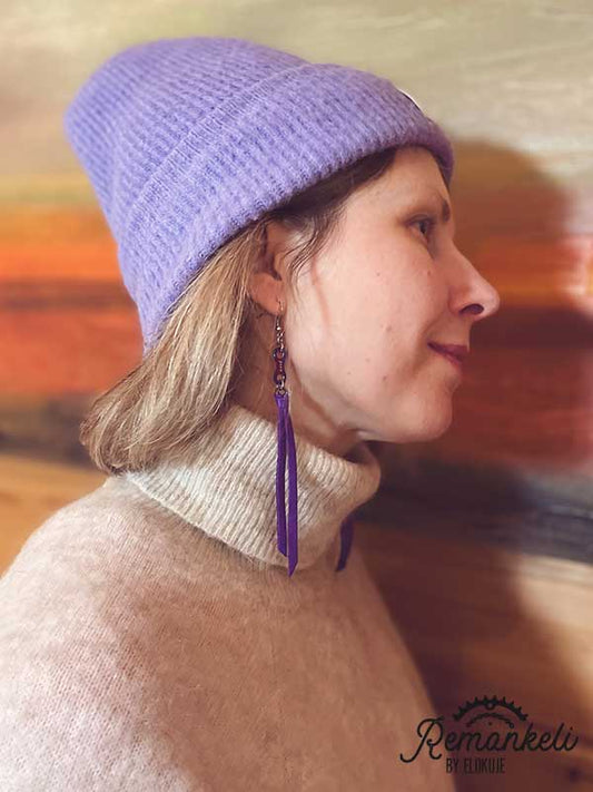 Annalla käytetyistä Sram-pyöränketjuista käsinvalmistetut korvikset. Väri revontuli-lila. Lisänä tyyliä antamassa violetti ylijäämäporonnahka.