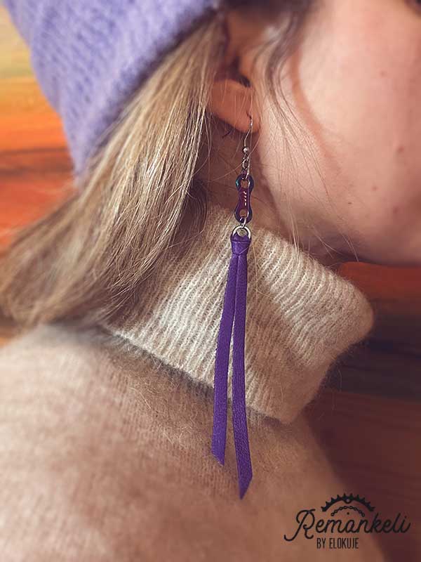 Käytetyistä Sram-pyöränketjuista käsinvalmistetut korvikset. Väri revontuli-lila. Lisänä tyyliä antamassa violetti ylijäämäporonnahka.