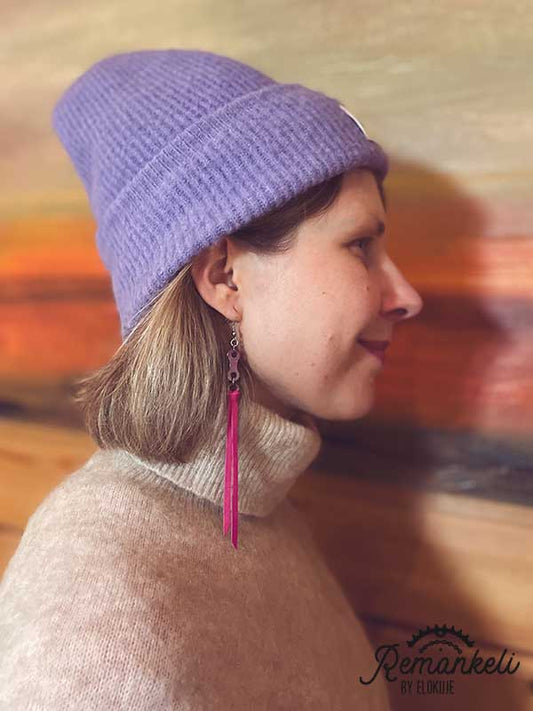 Annalla käytetyistä pyöränketjuista käsinvalmistetut fuksian väriset korvikset. Lisänä tyyliä antamassa fuksia ylijäämäporonnahka.
