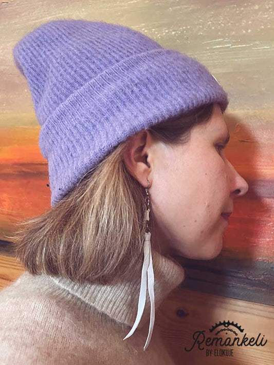 Annalla korvissa käytetyistä pyöränketjuista käsinvalmistetut korvikset. Väri valkoinen (kulunut). Lisäkoristeena ylijäämäporonnahkaa.