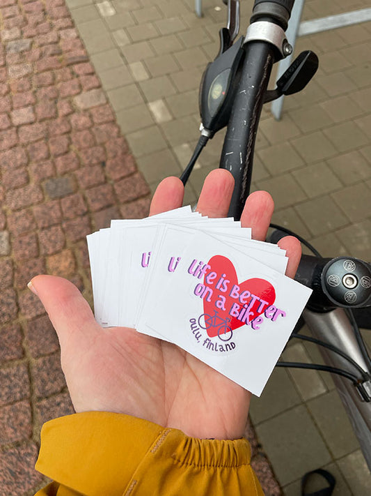 Pyöräilyaiheinen tarra "Life is better on a bike" *UUSI*