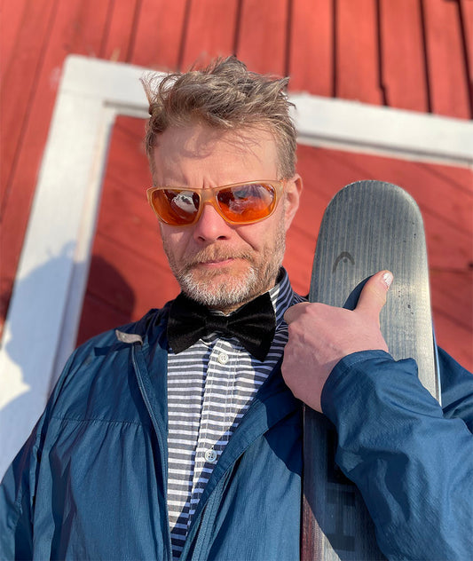 Harrilla mustasta nousukarvasta eli skinistä käsin valmistettu rusetti