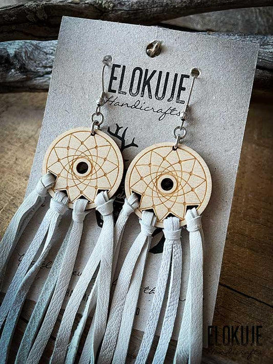 Hapsukorvakorut ylijäämäporonnahasta ja koivuvanerista - valkoinen unisieppari