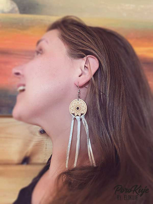 PoroKuje-korvakorut ylijäämäporonnahasta ja koivuvanerista - valko-hopea unisieppari