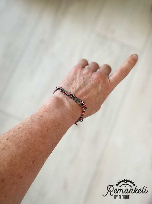 Remankeli-nyörirannekoru, musta-puna-valkoinen + teräs