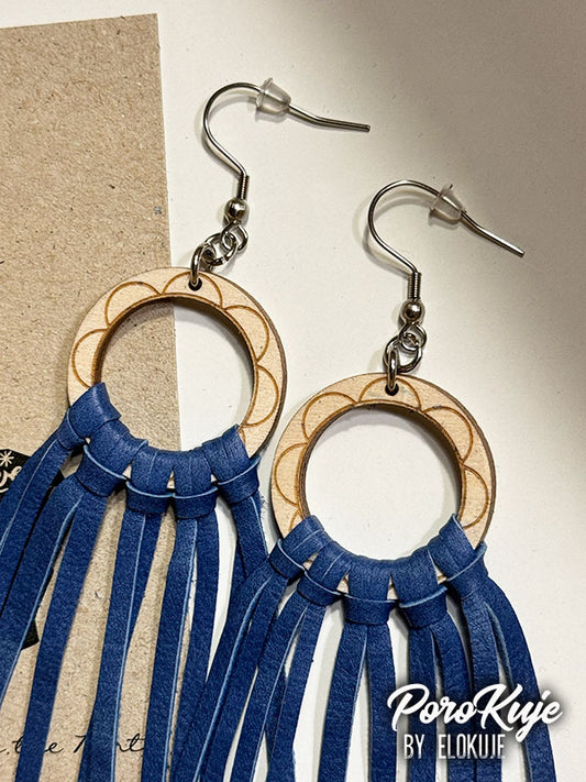 PoroKuje-korvakorut ylijäämäporonnahasta ja -koivuvanerista - mustikan väriset hapsut renkaassa