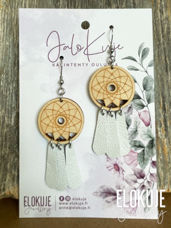 Unisieppari-korvakorut ylijäämäporonnahasta ja koivuvanerista - valkoinen