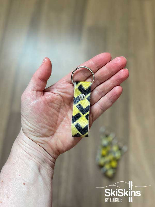 Black Crows -nousukarvasta eli skinistä käsin valmistettu kelta-musta avaimenperä