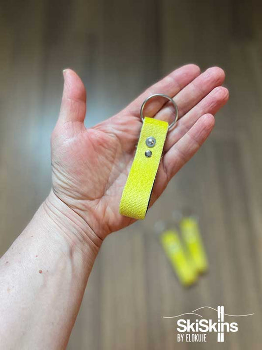 Keltaisesta Pomoca-nousukarvasta eli skinistä käsin valmistettu avaimenperä