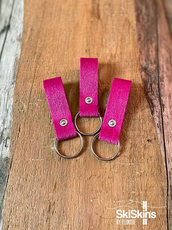 Pinkistä Pomoca-nousukarvasta eli skinistä käsin valmistettu avaimenperä