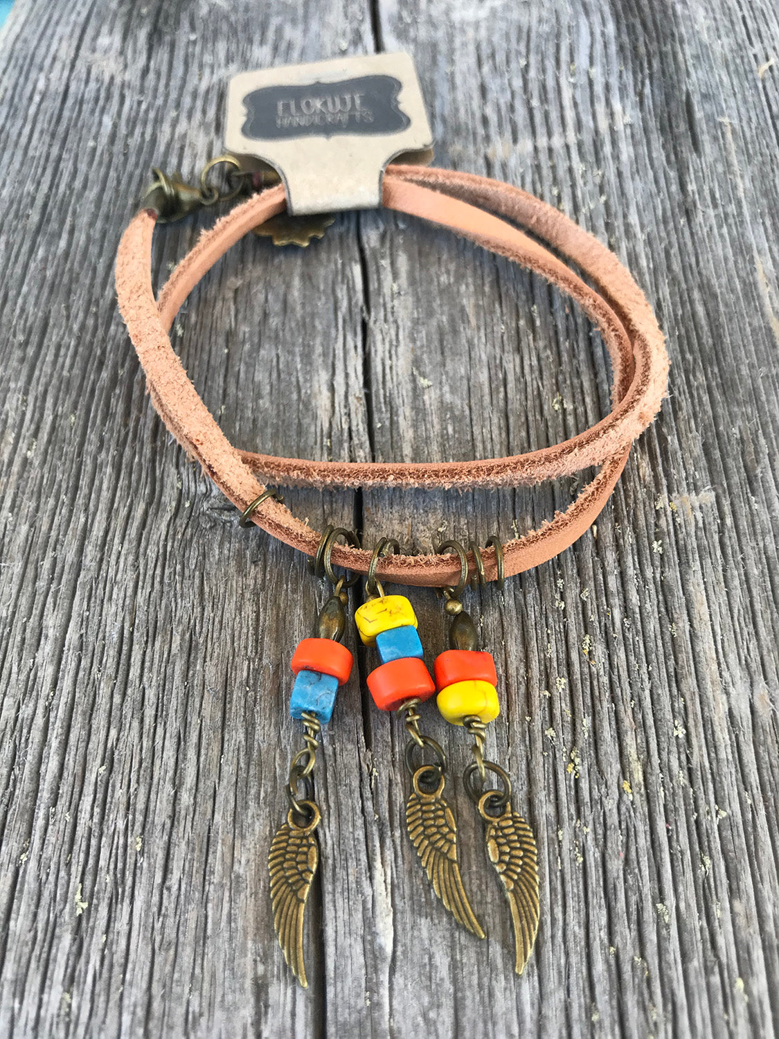 Boho nahkainen nyörirannekoru riipuksilla #1