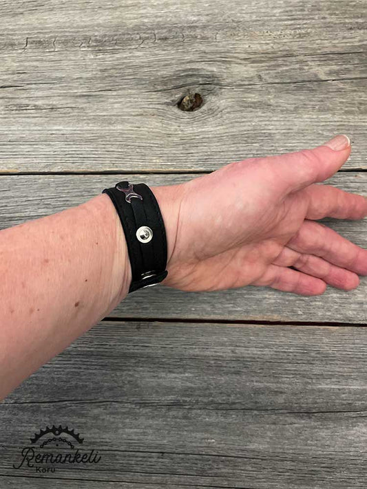 Remankeli-poronnahkarannekoru - musta S-koko