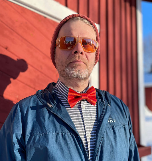 Harrilla Black Diamond -nousukarvasta käsin tehty puna-oranssi-raitainen rusetti