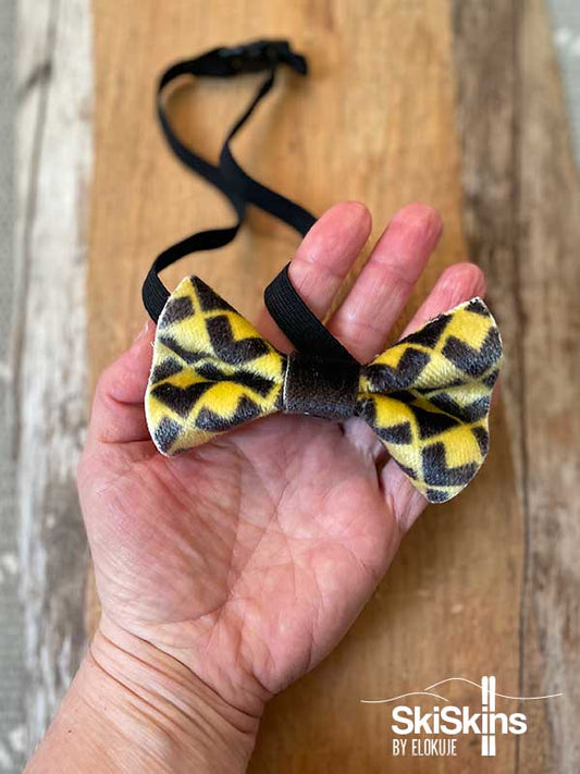 Black Crows -nousukarvasta eli skinistä käsin valmistettu keltamusta rusetti miehelle