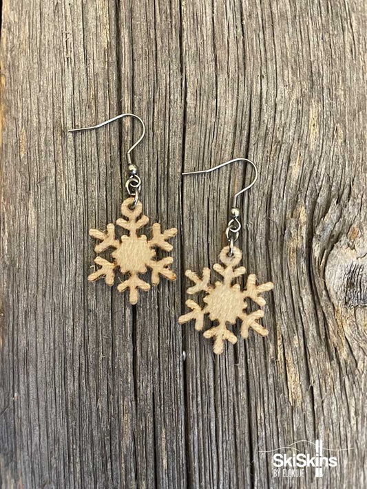 Käytetyistä murtomaasuksien karvapohjista valmistetut luonnonvalkoiset lumihiutalekorvikset