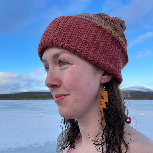 Krisillä korvissa käytetystä nousukarvasta valmistetut oranssit salama-korvakorut