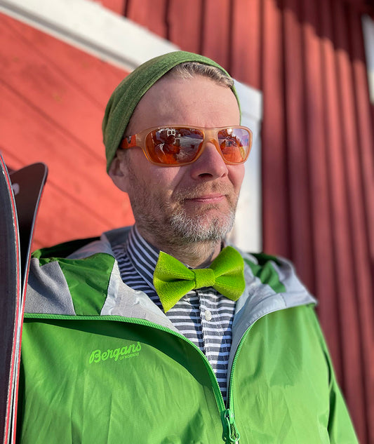 Harrilla käytetystä K2 Wayback -nousukarvasta eli skinistä käsin valmistettu kirkkaan vihreä rusetti