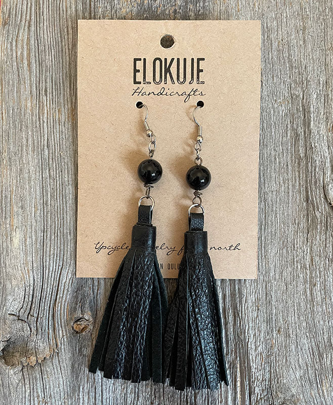 Boho Chic -tupsukorvakorut kierrätetystä nahkatakista, musta akaattipallo