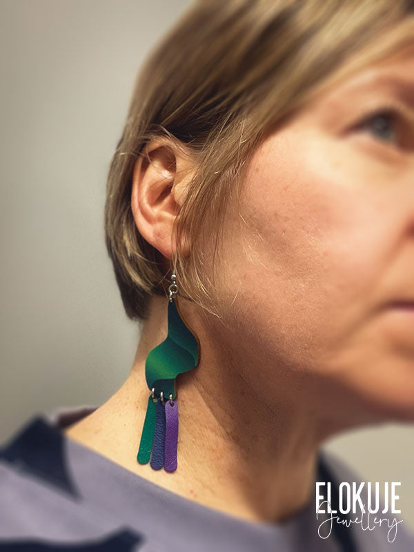 Kotimaiset koivuvaneriset revontuli-korvakorut – Kajo | Aurora by Elokuje