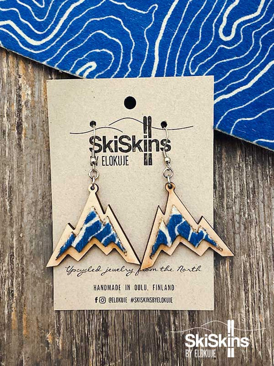 SkiSkins-korvikset, sininen vuoristo puutaustalla // POW //
