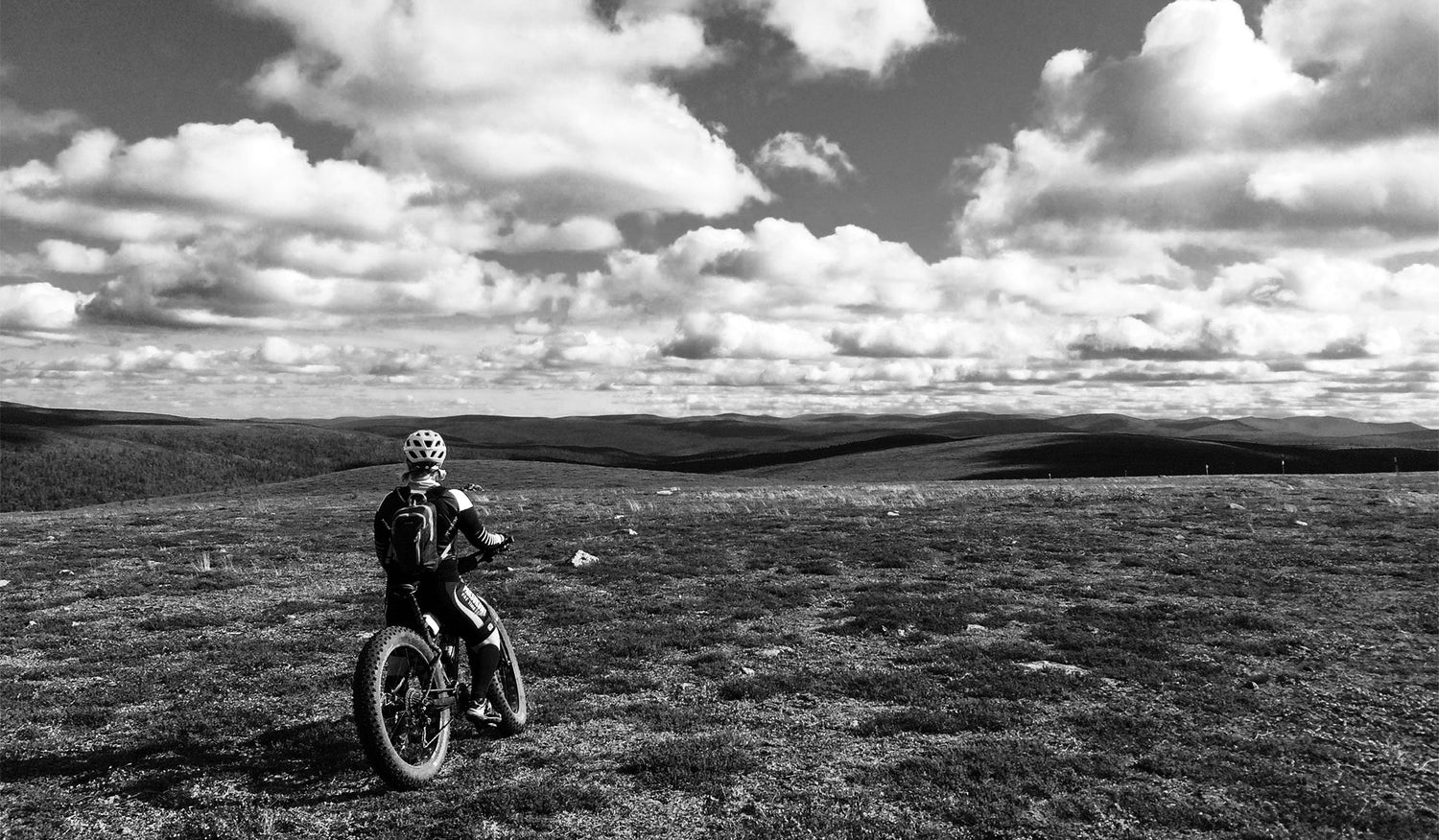Anne läskipyöräilee Saariselkä MTB-stages kisassa