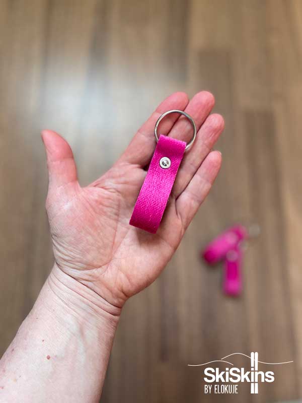 Pinkistä Pomoca-nousukarvasta eli skinistä käsin valmistettu avaimenperä