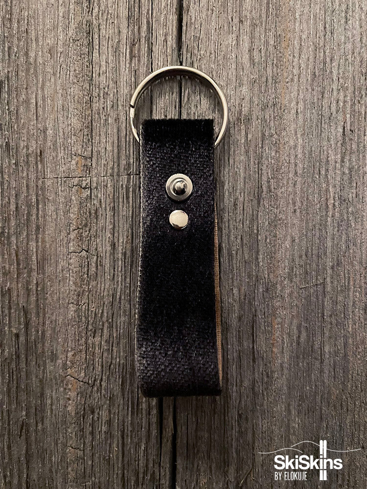 SkiSkins key holder, dark gray