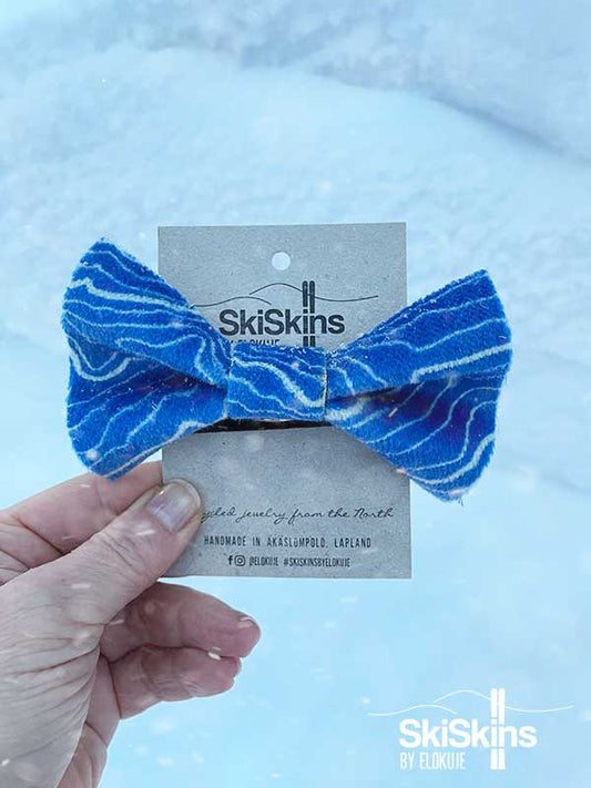 Contour-nousukarvasta eli skinistä käsin valmistettu sinivalkoinen rusetti miehelle
