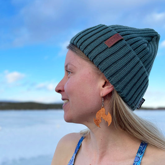 Tiialla korvissa käytetystä nousukarvasta valmistetut oranssit liekki-korvakorut